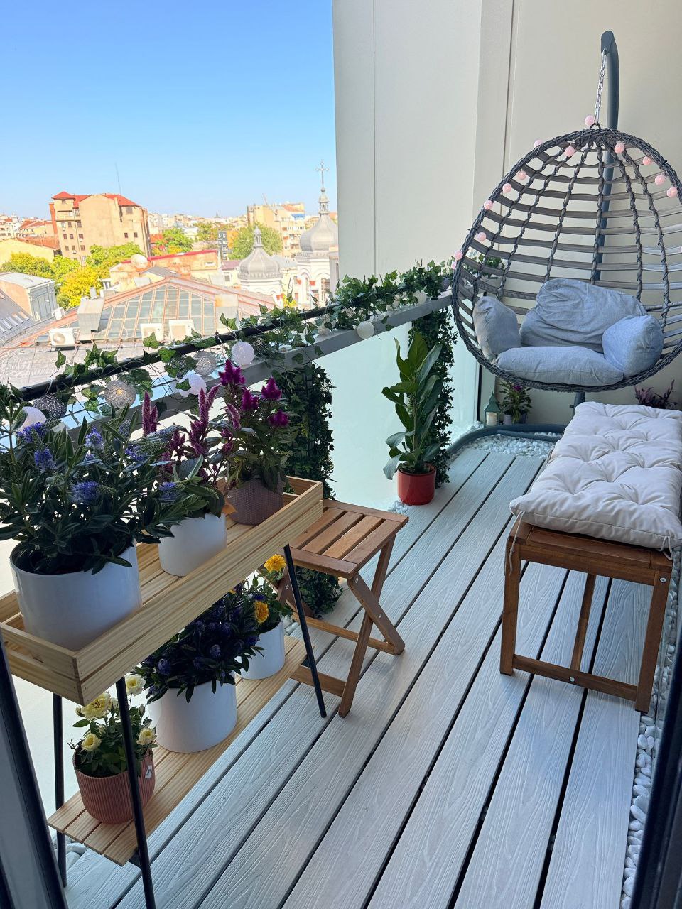 Terasă Best Studios cu vedere spre București